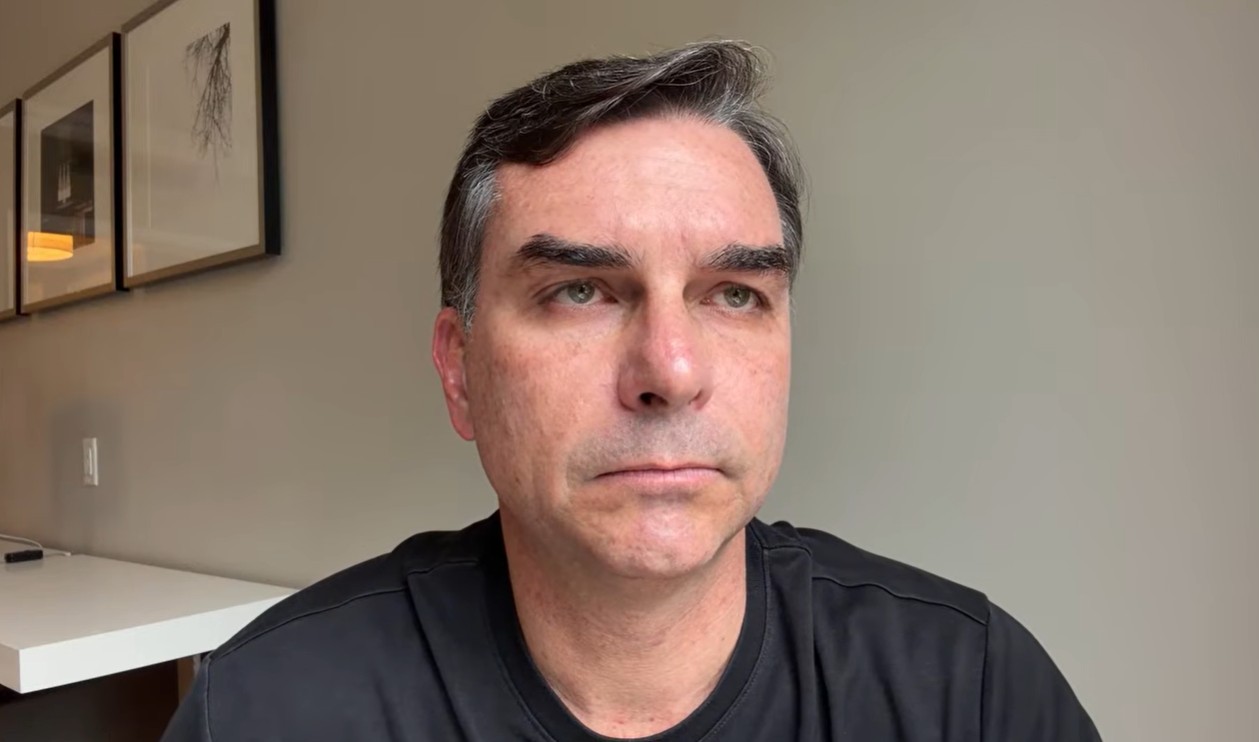 Flávio Bolsonaro diz que buscas da PF por armas na casa do pai é 'cortina de fumaça'