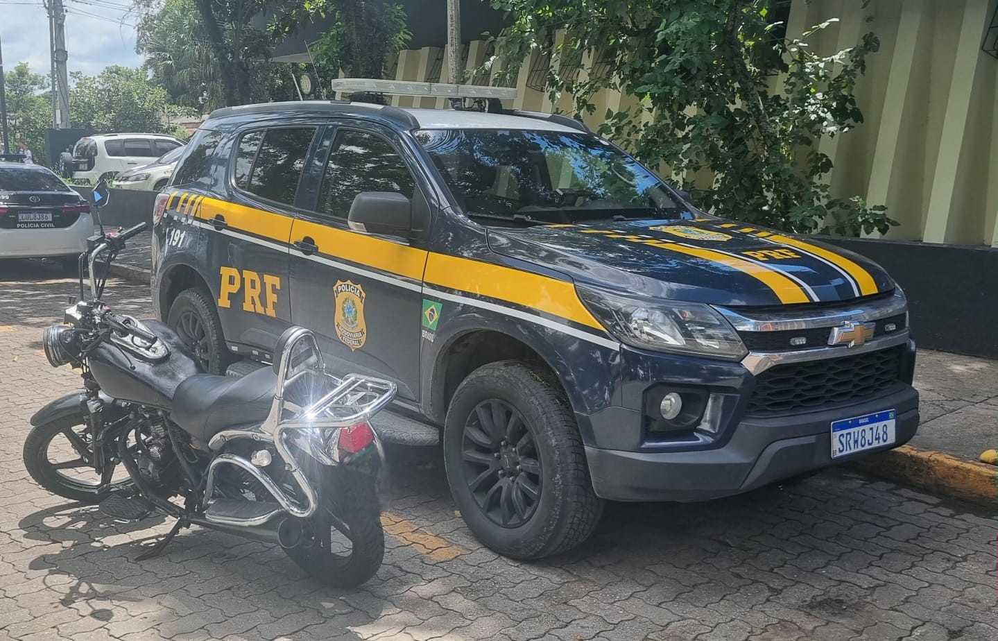 Moto com placa de carro é apreendida pela PRF na Via Dutra, em Resende