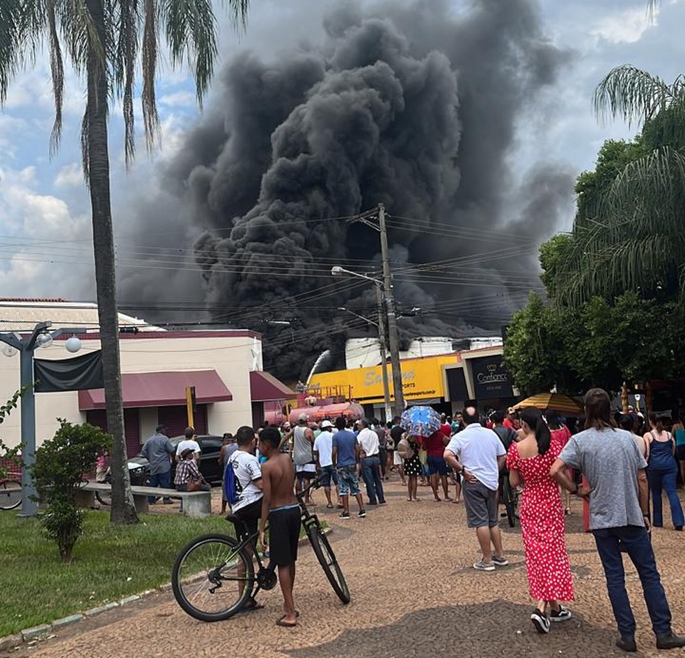 Incêndio atinge parte superior de loja de calçados em Rancharia (SP) — Foto: Maria Clara Belchior