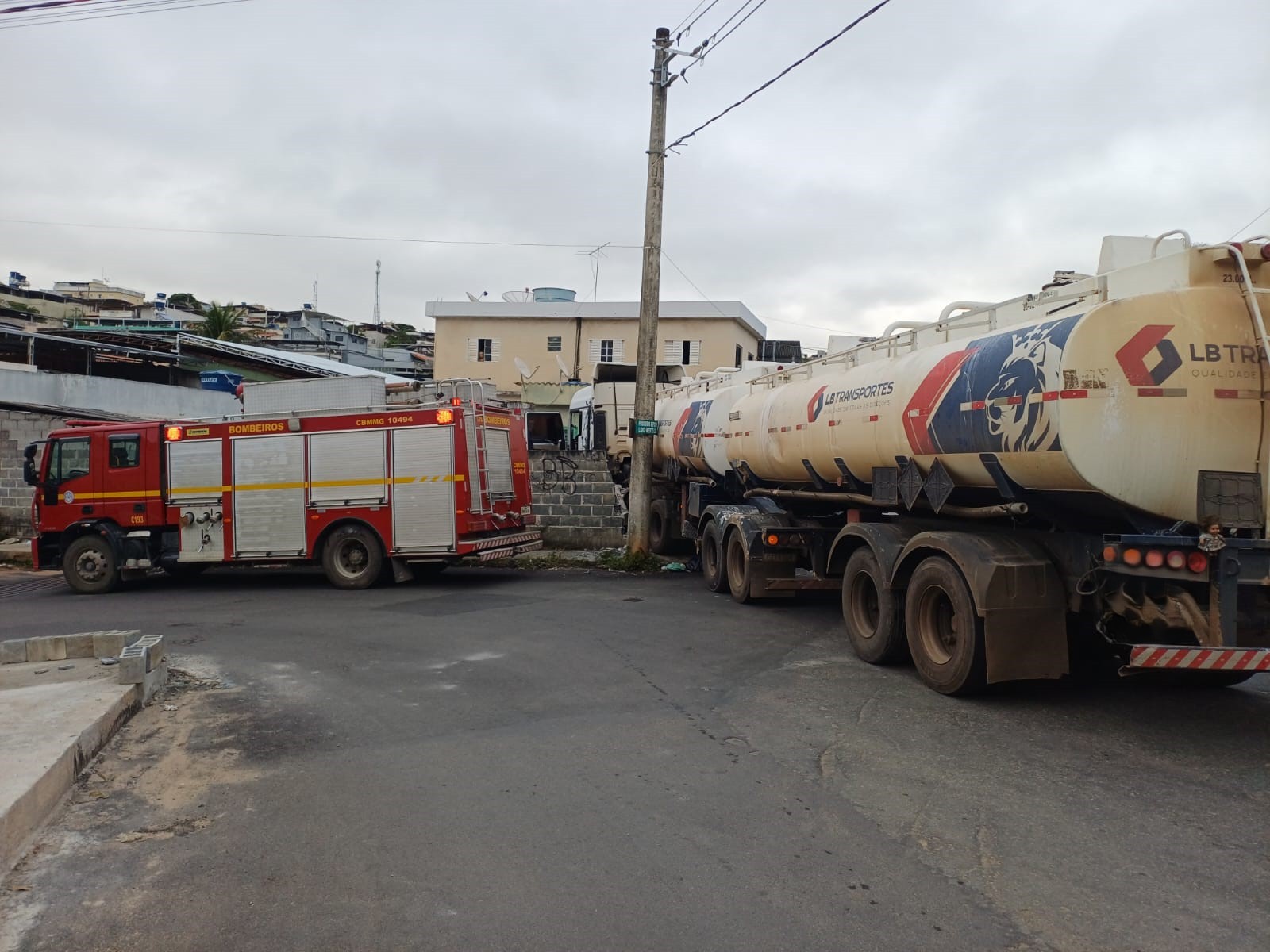 Carreta atinge casa após se mover sozinha e destrói parede de quarto em MG; vídeo