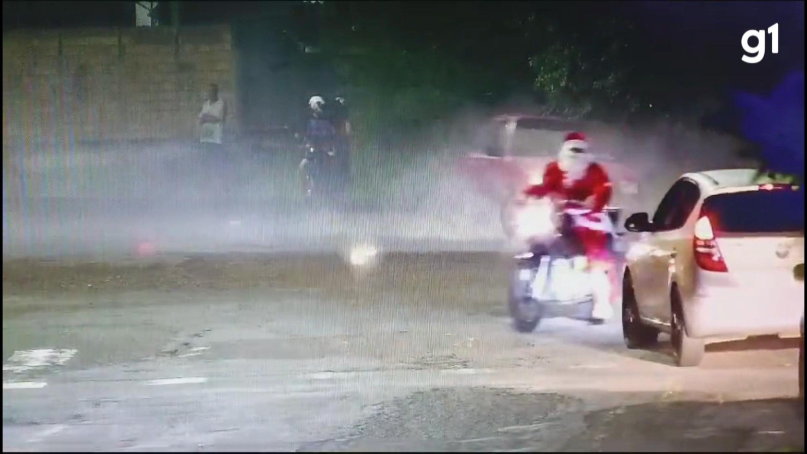 'Papai Noel' é flagrado fazendo manobras arriscadas sem capacete em São Leopoldo; prefeitura autuou 40 veículos