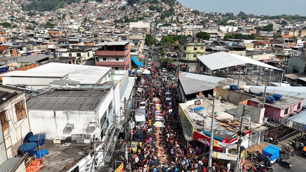 Foto de drone mostra fila de corpos estendidos em praça no Complexo da Penha, no Rio. — Foto: Reuters/Ricardo Moraes