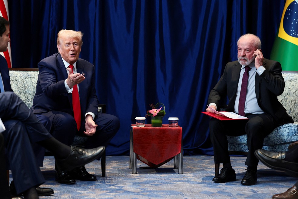 Os presidentes dos EUA, Donald Trump, e do Brasil, Luiz Inácio Lula da Silva (PT), falam a jornalistas antes de reunião em Kuala Lumpur. — Foto: Evelyn Hockstein/Reuters