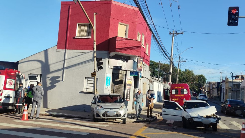 Acidente entre dois carros deixa pessoas com ferimentos leves em Jundiaí (SP) — Foto / Reprodução: Departamento de Trânsito de Jundiaí