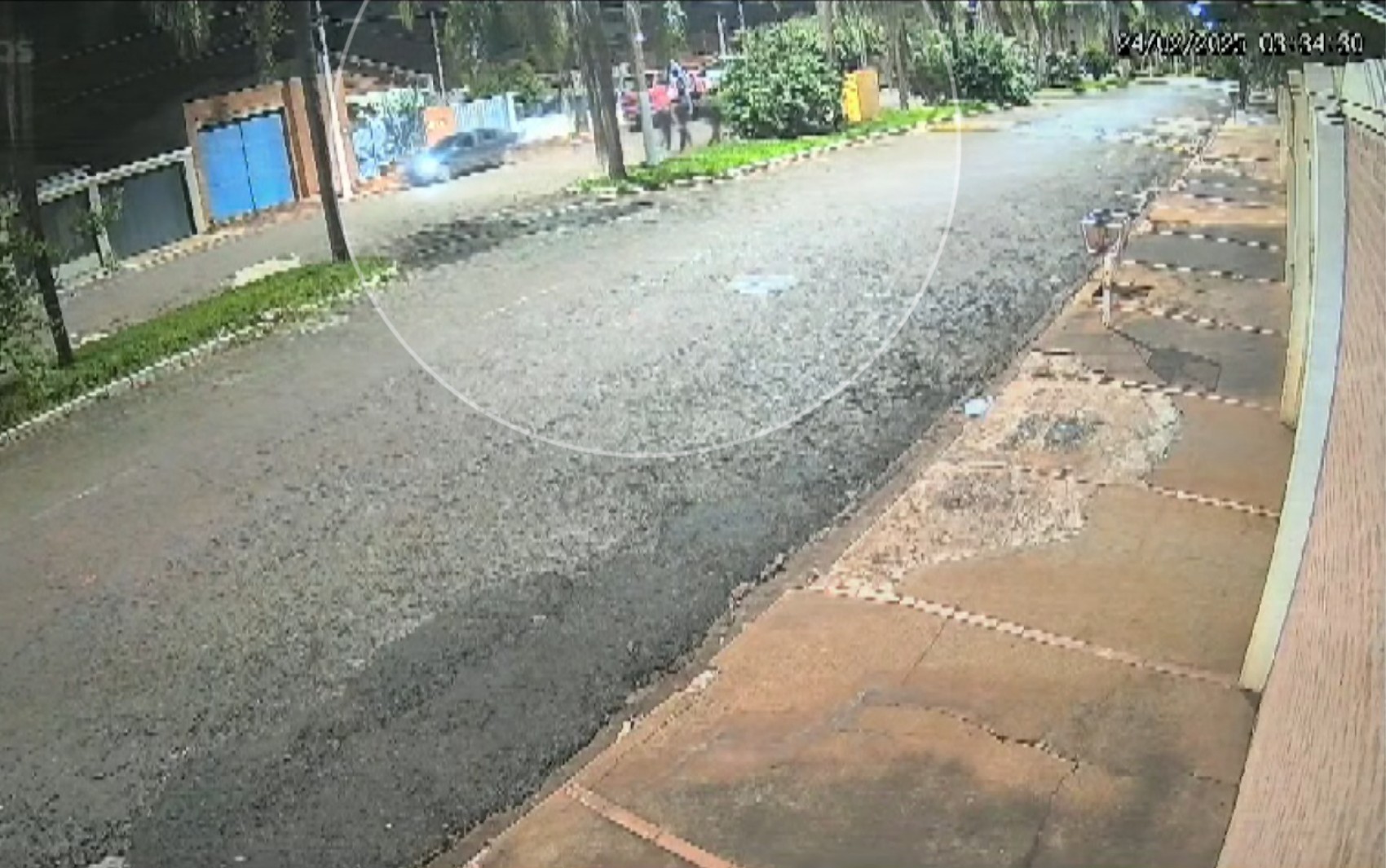 Câmera de segurança flagra suspeitos invadindo casa de idosos em assalto em Jaborandi, SP