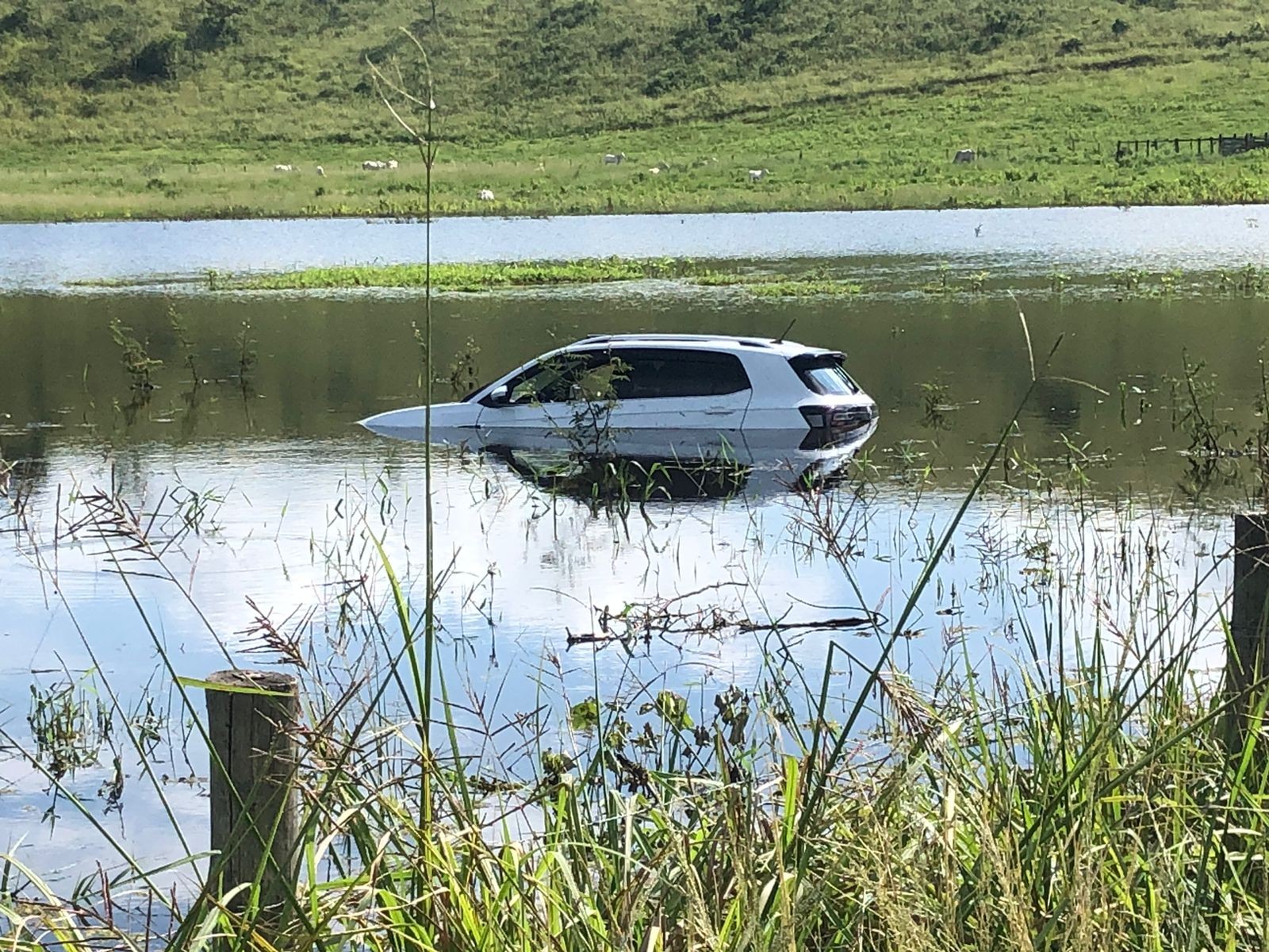 Motorista perde controle e carro vai parar em área de pasto alagada em Campos