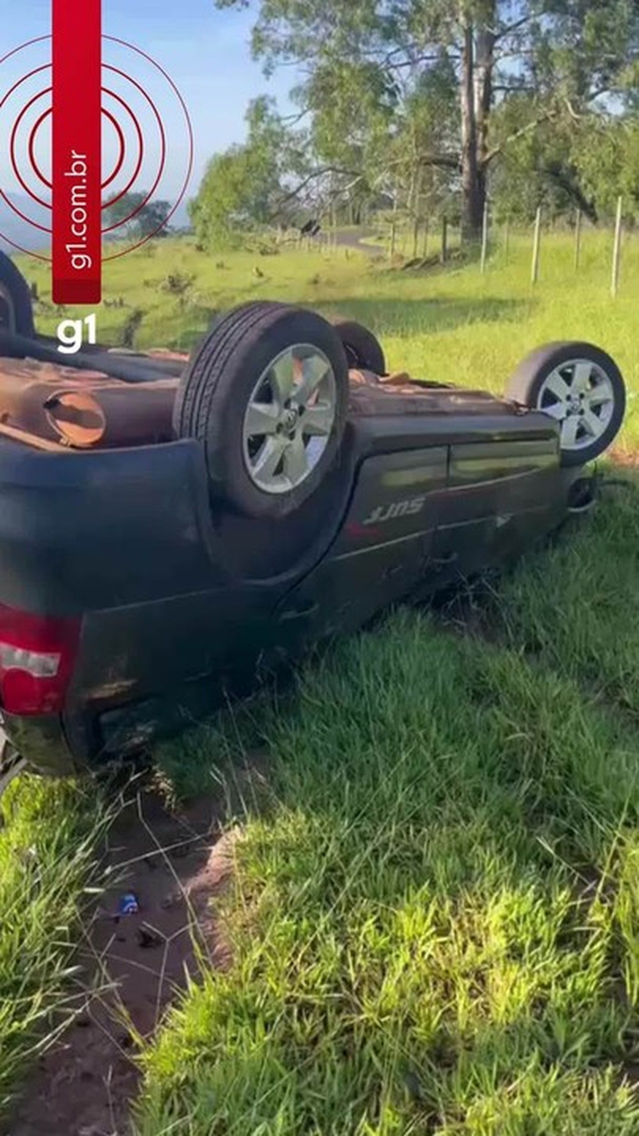 Carro capota na serra de São Pedro, danifica cerca de área rural e é achado vazio pela Guarda