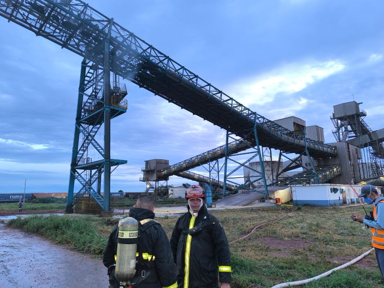 VÍDEO: incêndio de grandes proporções atinge área de empresa ferroviária em MT 