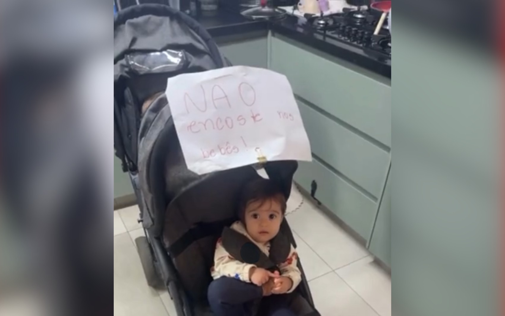 Mãe que colocou aviso em carrinho para não tocar em gêmeos divide opiniões na web 