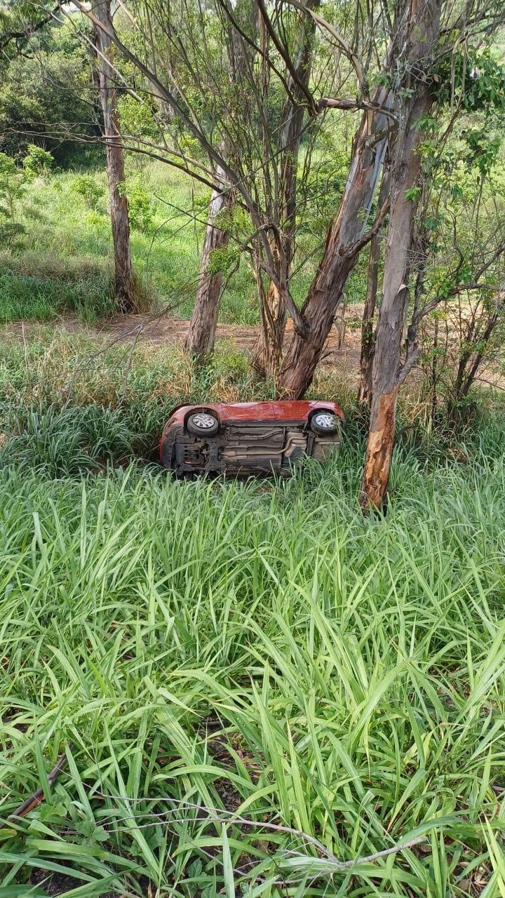 Motorista perde controle e carro capota na Via Dutra, em Resende