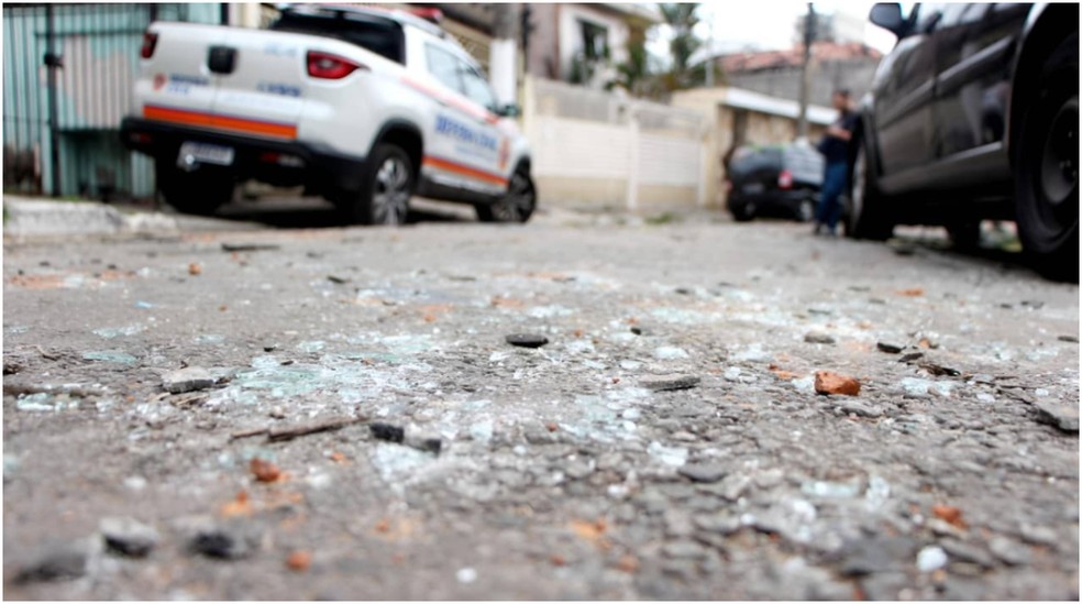 Rua com estilhaços devido à explosão ocorrida no Tatuapé, com viatura da Defesa Civil no local. — Foto: Leandro Matozo/TV Globo