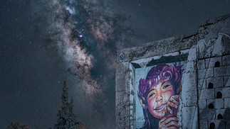A Via Láctea vista por trás de um grafite de Pandora por Wild Drawing (WD), um artista balinês na ilha grega de Naxos - Astronomy Photographer of the Year — Foto: Derek Horlock