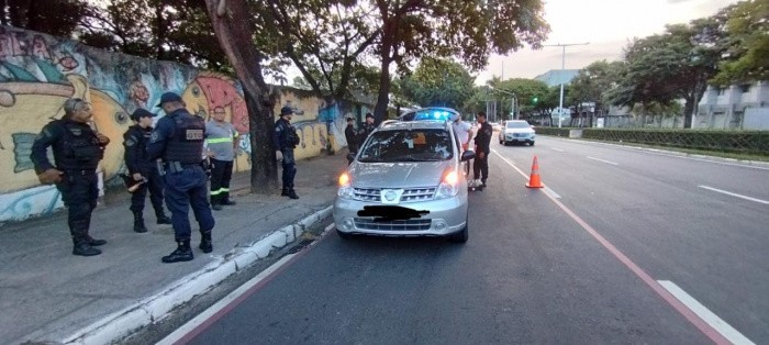 Policial federal aposentado é flagrado com mais de R$ 21 mil em multas e porte ilegal de arma em Vitória