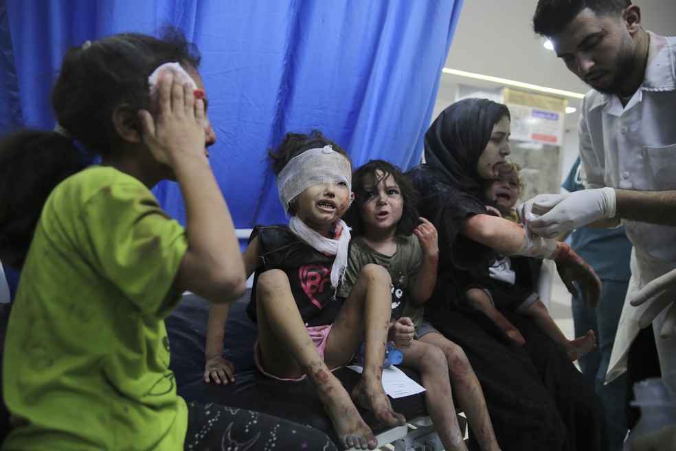 Crian�as palestinas choram em hospital na regi�o de Gaza em 11 de outubro de 2023 � Foto: Ali Mahmoud/AP