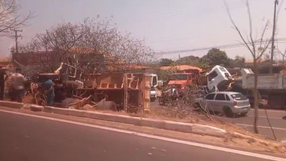 Caminhão caçamba tomba na BR-316 em Teresina  — Foto: Reprodução