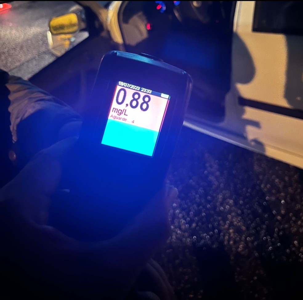 Policial mostra resultado do teste do bafômetro realizado com motorista que foi preso  — Foto: PMRN