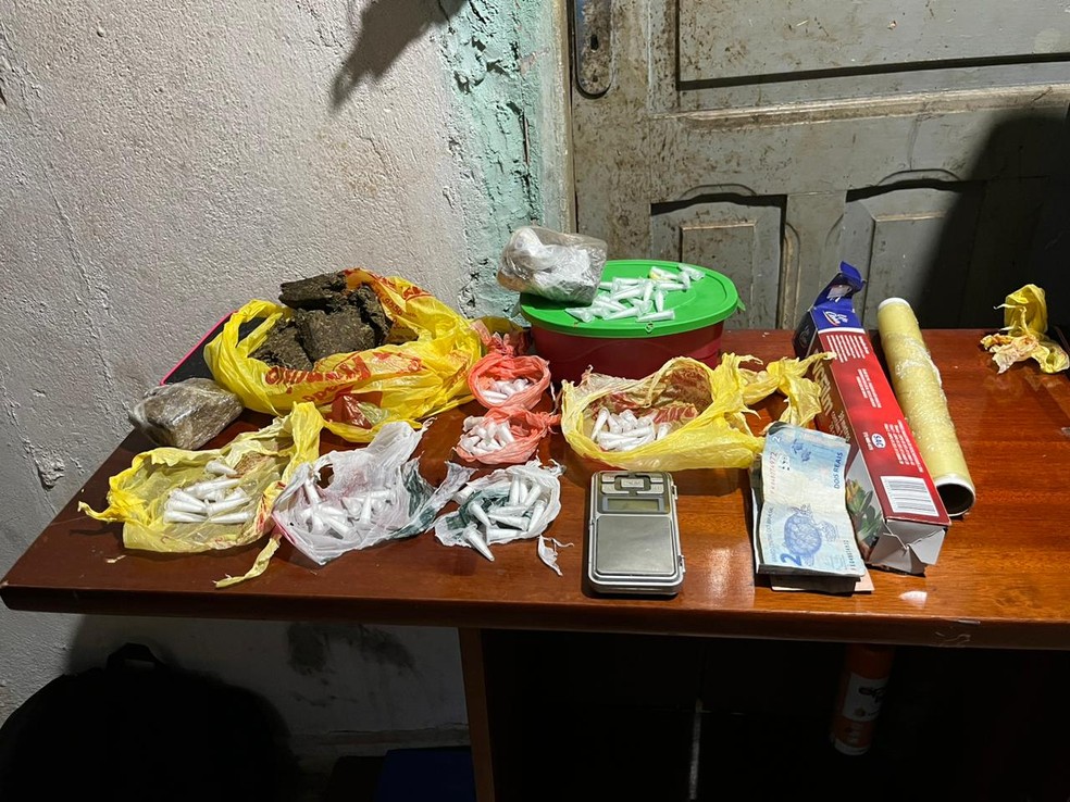 Dupla é presa com drogas durante cumprimento de mandados de busca e apreensão em Passos — Foto: Polícia Civil