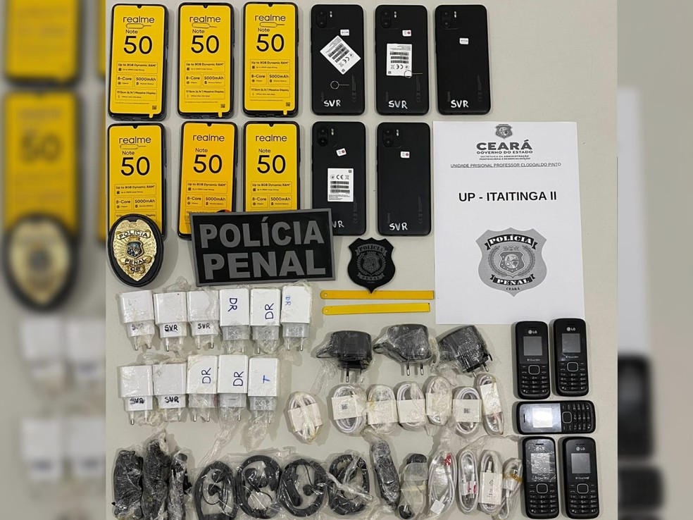 11 smartphones, 5 celulares analgicos, 14 Carregadores, chips e outros eletrnicos foram apreendidos por policiais penais dentro de uma mquina de costura na Unidade Prisional Itaitinga 2. — Foto: SAP/ Divulgao