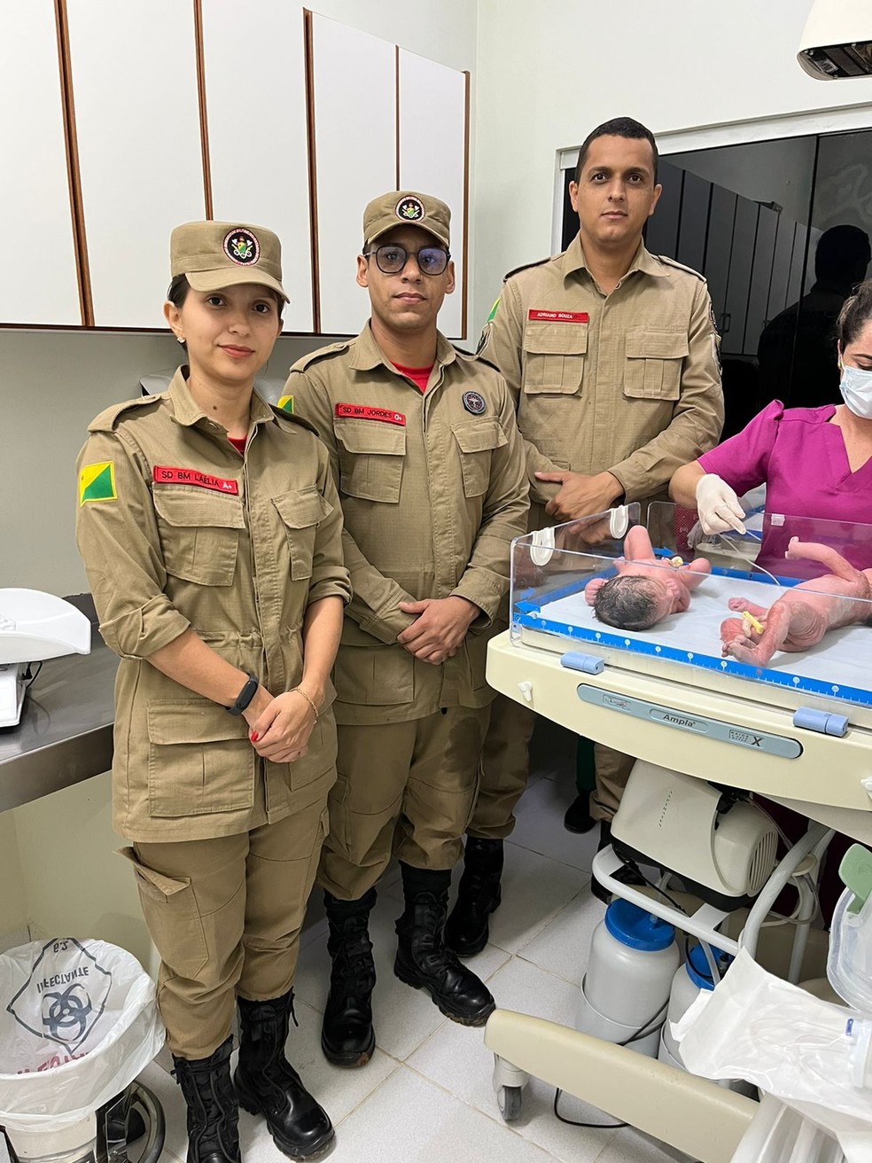 Parto foi feito pelos soldados Laelia Fernandes (à esquerda) e Jordes Miguel (centro), além do sargento Adriano Souza (à direita) — Foto: Divulgação/Corpo de Bombeiros