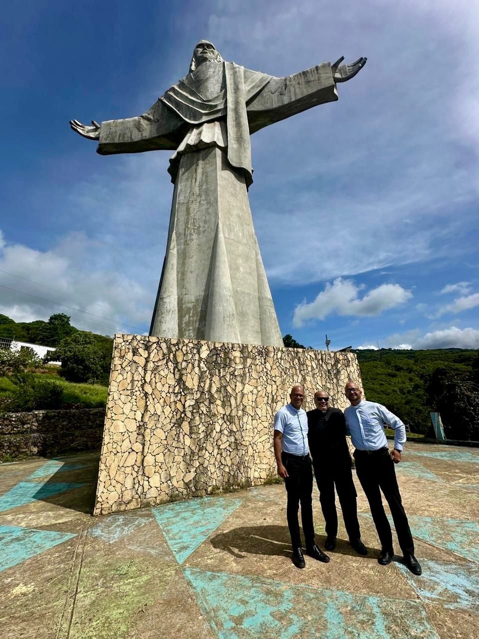 Padre Omar antes do acidente, durante visita ao Cristo Redentor de La Chapa, na Venezuela — Foto: Divugação