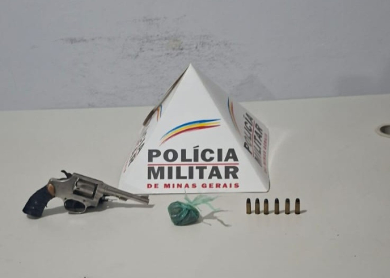 Adolescente é apreendido após homem ser agredido por dívida de drogas em Lassance