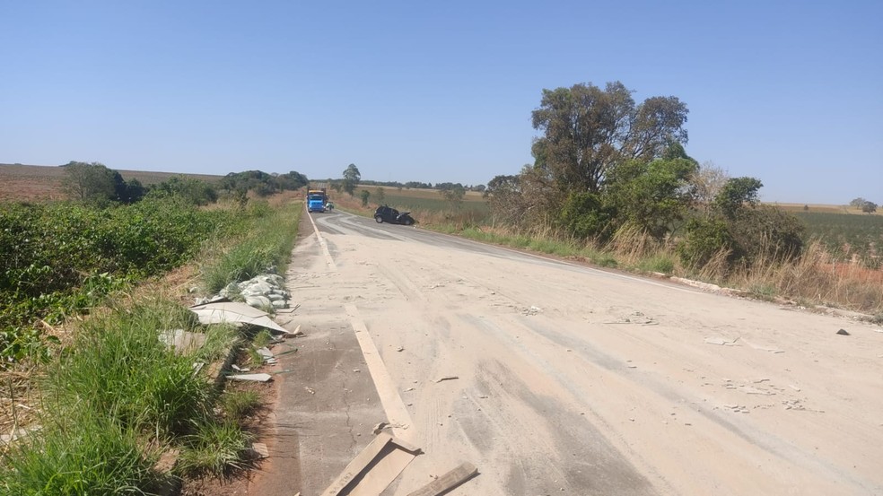 Carga ficou esparramada na rodovia — Foto: Divulgação/PMR