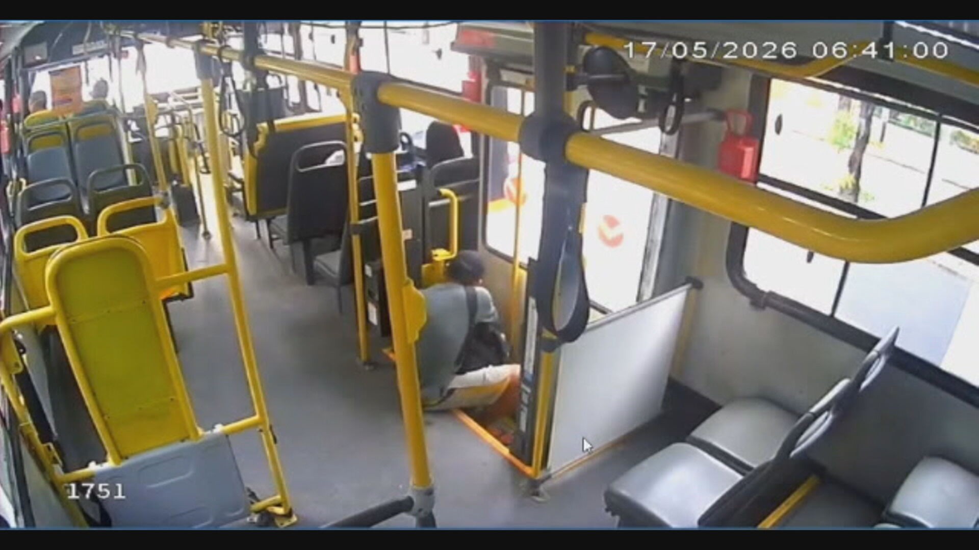 Homem é flagrado roubando elevador de acessibilidade de ônibus no Grande Recife; VÍDEO