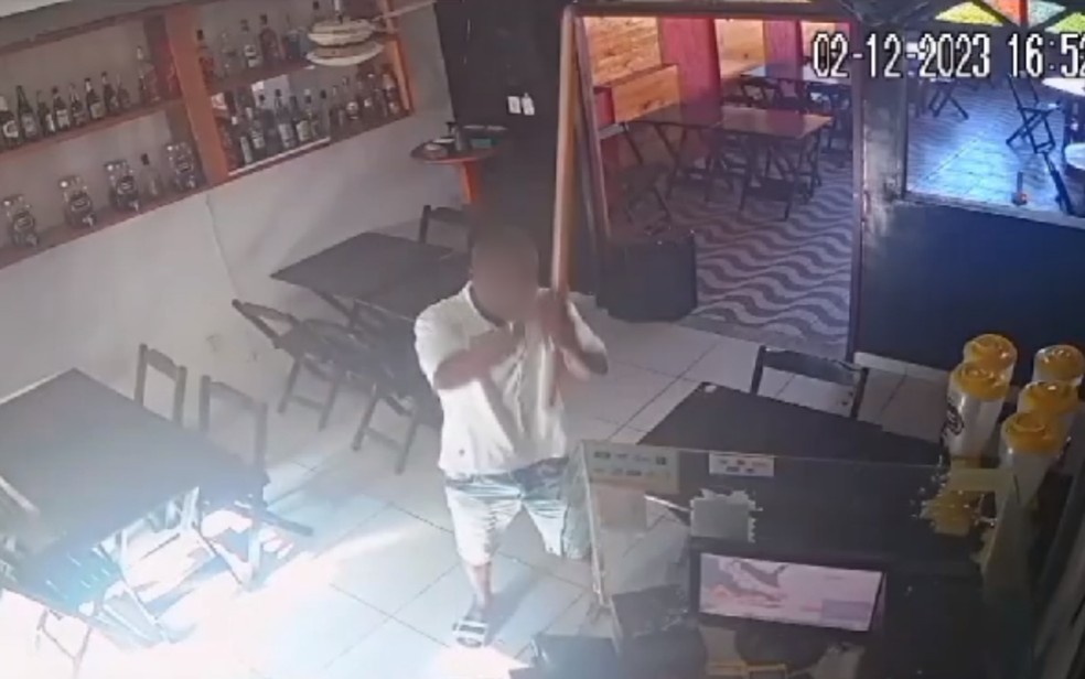 Homem depredou bar porque não quis pagar a conta — Foto: Redes sociais