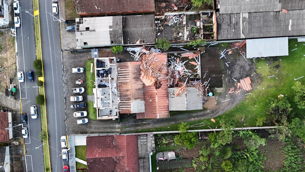 Temporal destrói telhados de delegacia e arrasta piscina em Orleans (SC)