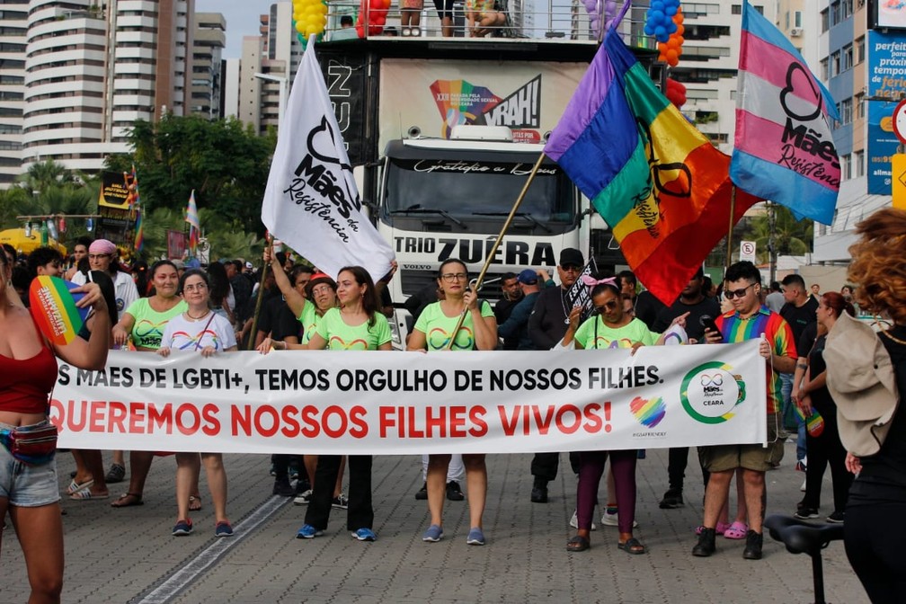 Protesto de mães de LGBTQIA+ durante a XXII Parada pela Diversidade Sexual do Ceará — Foto: Kid Júnior/Sistema Verdes Mares