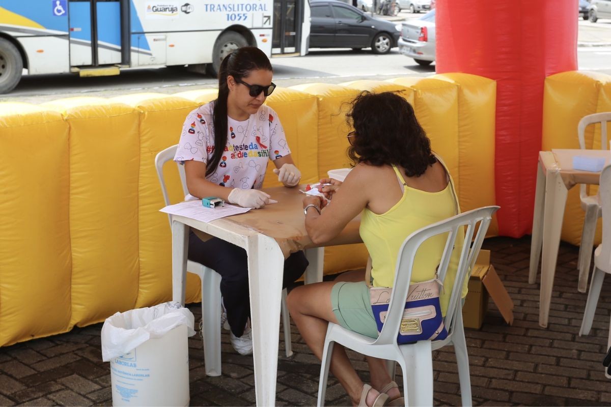 Guarujá realiza testes rápidos de HIV e sífilis durante a campanha Dezembro Vermelho