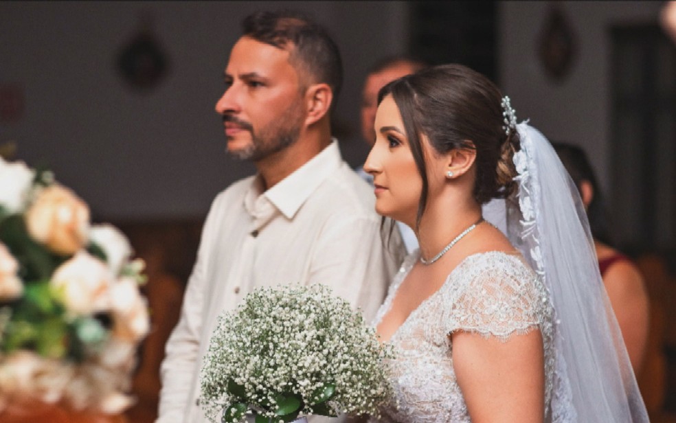 Noivos se casam a luzes de vela e lanternas, Goiás — Foto: Reprodução/TV Anhanguera