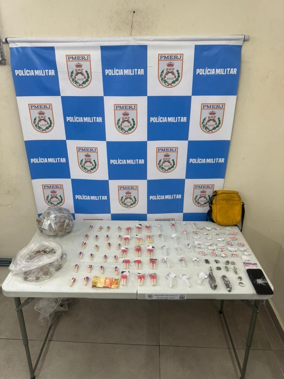 Homem é preso e adolescente apreendido com drogas em Volta Redonda