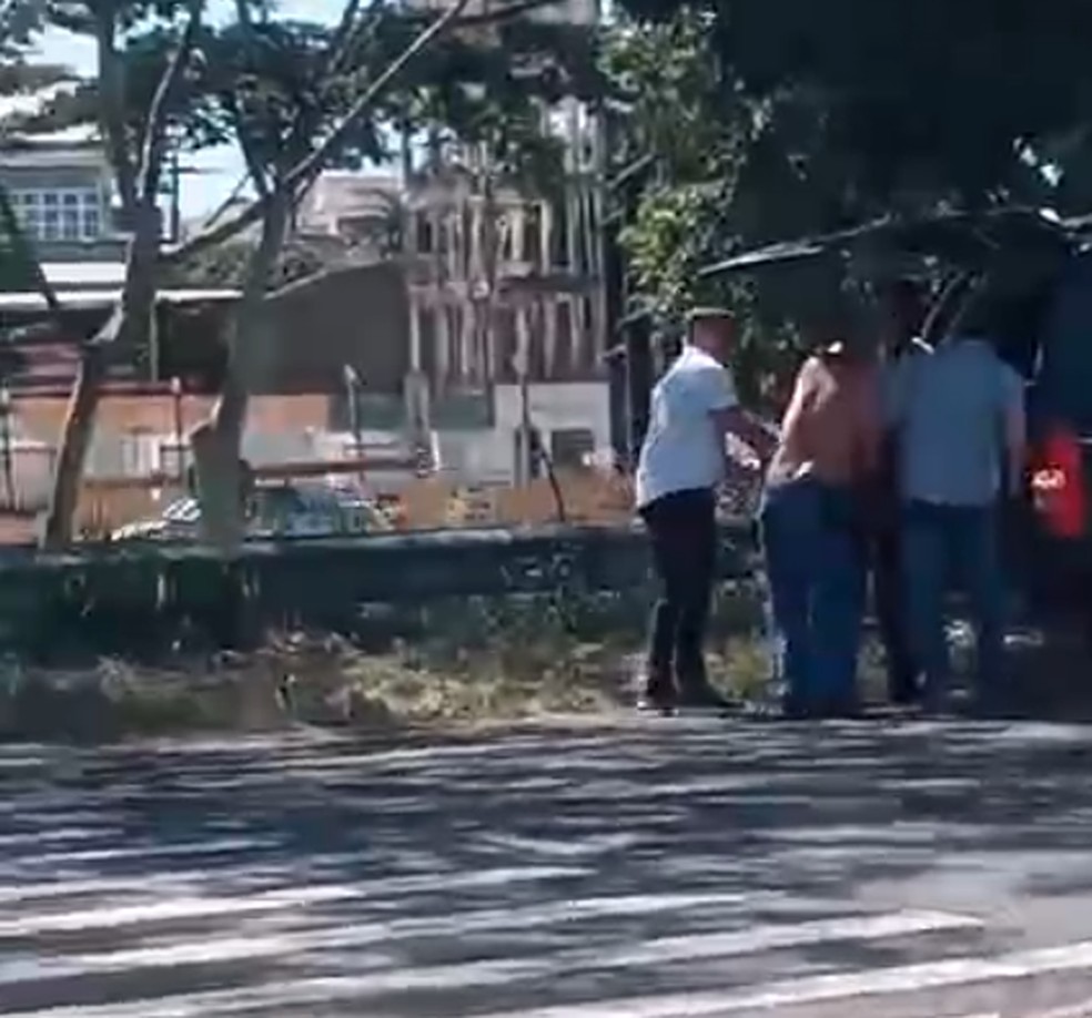 Homens recolocaram o caixão no carro funerário — Foto: Redes sociais