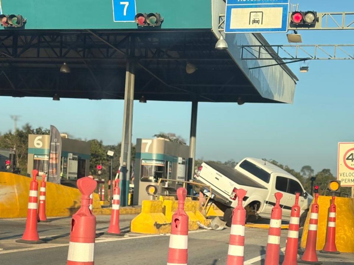 Motorista perde controle da direção e bate caminhonete em estrutura de pedágio na MG-050