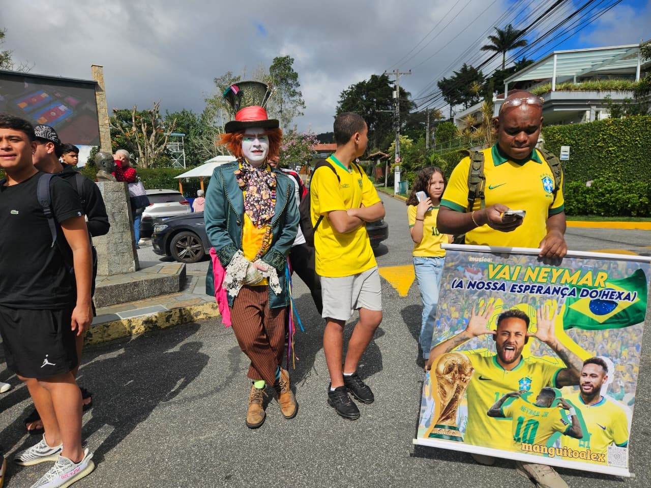 Moradores de Teresópolis se reúnem para acompanhar treinos da Seleção Brasileira na Granja Comary