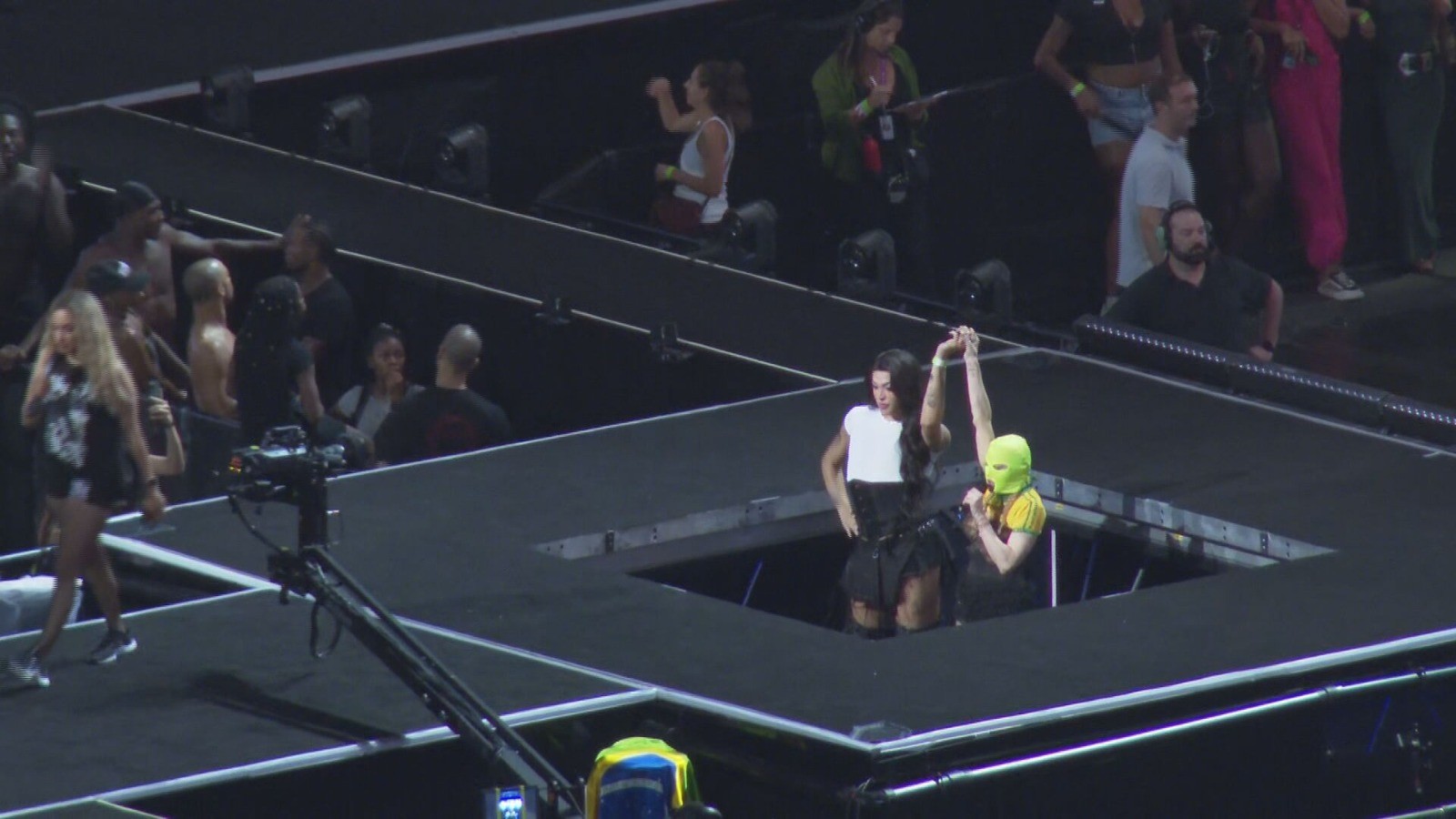 Madonna mascarada volta a ensaiar  em Copacabana e sai de dentro do palco junto com Pabllo Vittar