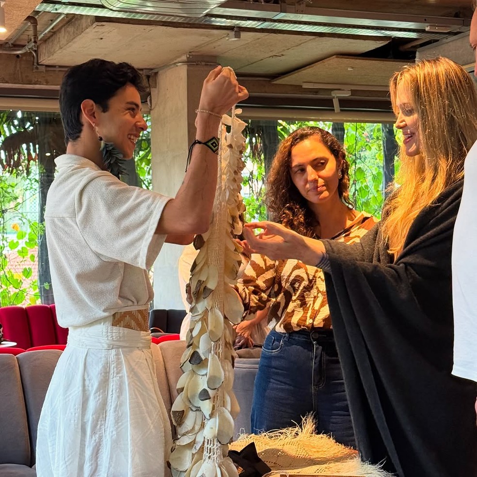 Estilista Maurício Duarte apresenta peças de roupas artesanais para Angelina Jolie — Foto: Reprodução/Redes Sociais