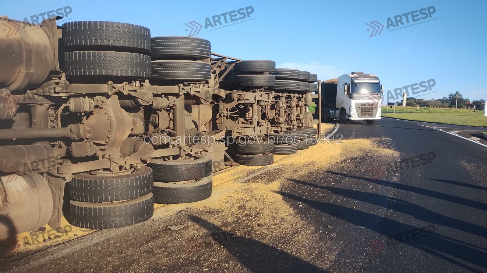 Caminhão tomba ao fazer curva de retorno e espalha farelo na pista em Quatá