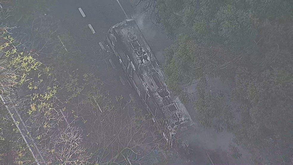 Ônibus abandonado é incendiado na Zona Sul de SP — Foto: Reprodução/TV Globo