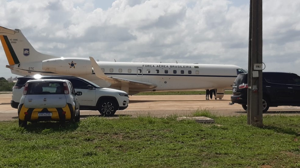 Avião da Força Aérea Brasileira pousou no Aeroporto de Mossoró — Foto: Sérgio Henrique Santos/Inter TV Cabugi