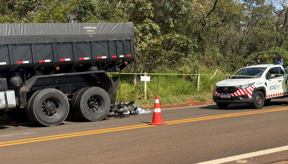 1 de 1
Motociclista morreu ap&oacute;s atingir o caminh&atilde;o em Bauru &mdash; Foto: Gabriel Pelosi/ TV TEM