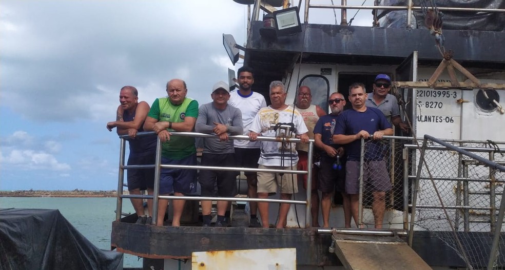 Foto mostra tripulantes do navio Concórdia, que naufragou no Grande Recife  Foto: Arquivo pessoal