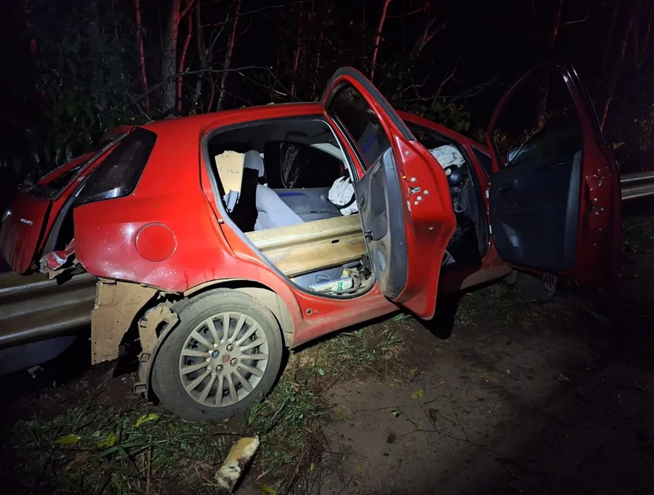 Motorista sai ilesa de acidente após proteção de metal da rodovia atravessar carro em SC; FOTO