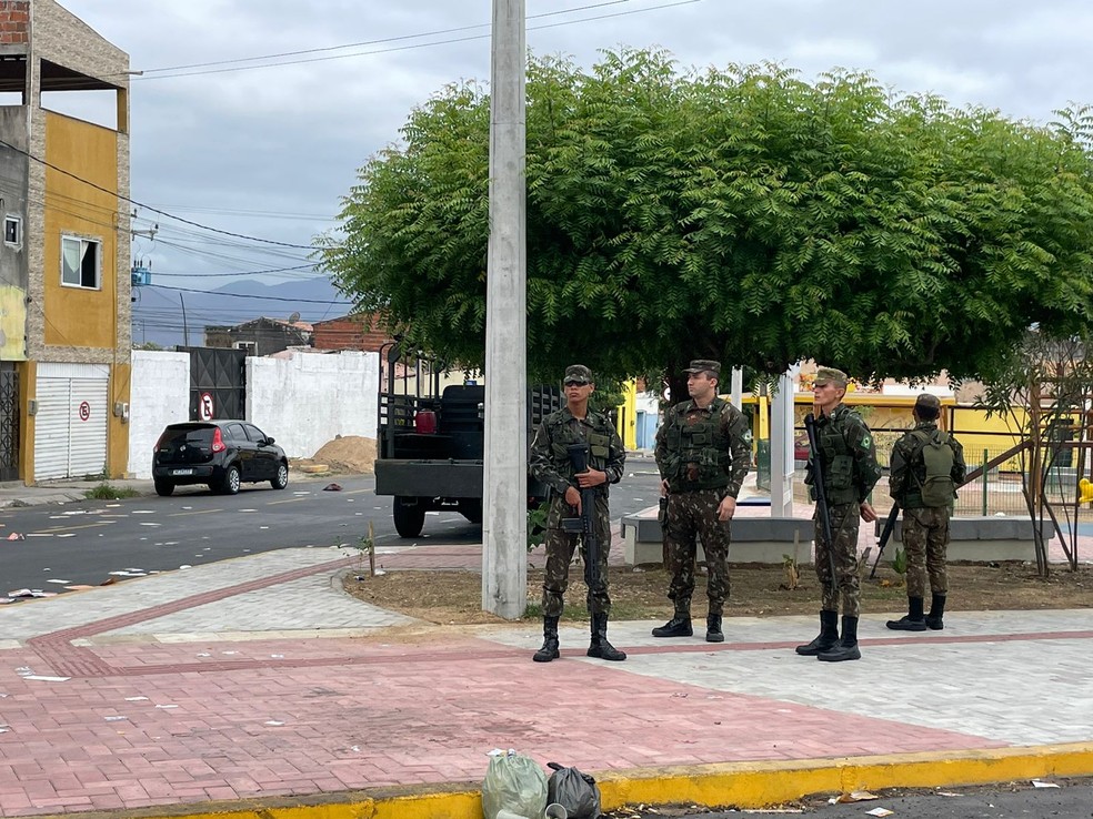 Exército reforçando a segurança no dia de eleição em Sobral, no CE — Foto: Mateus Ferreira/SVM