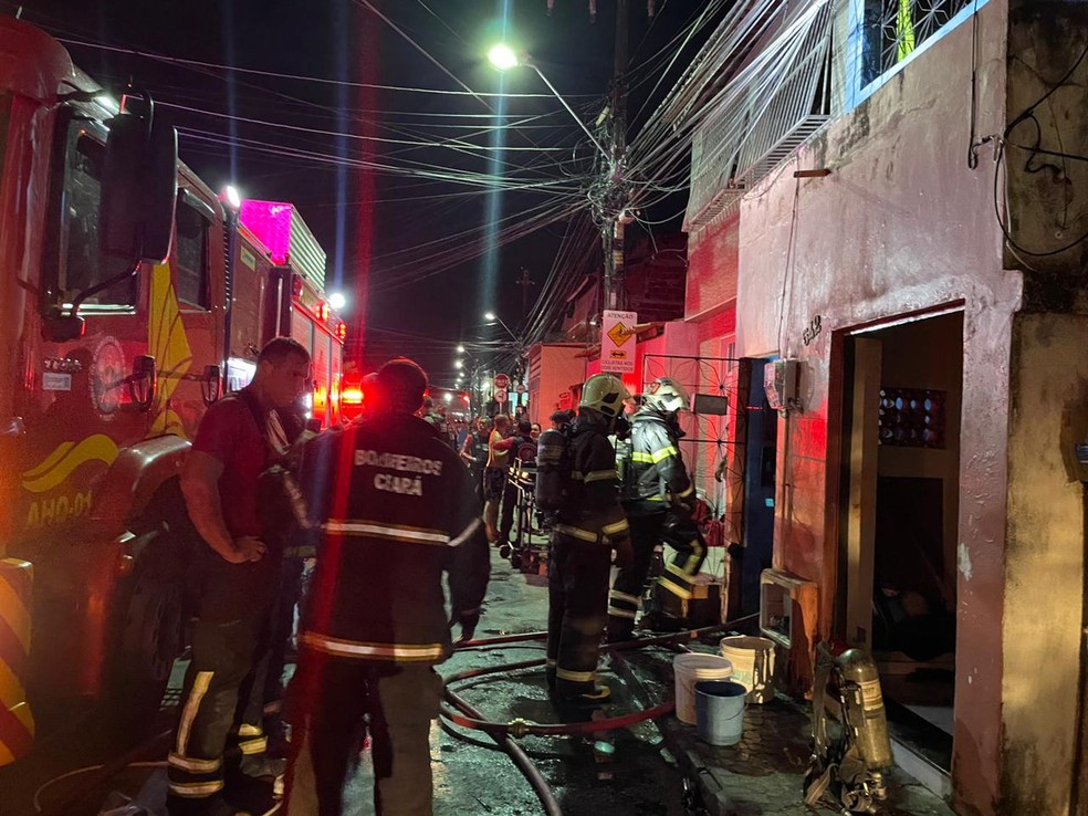 Menina de 2 anos morre em incêndio em casa no Bairro Montese, em Fortaleza. — Foto: Corpo de Bombeiros/ Divulgação