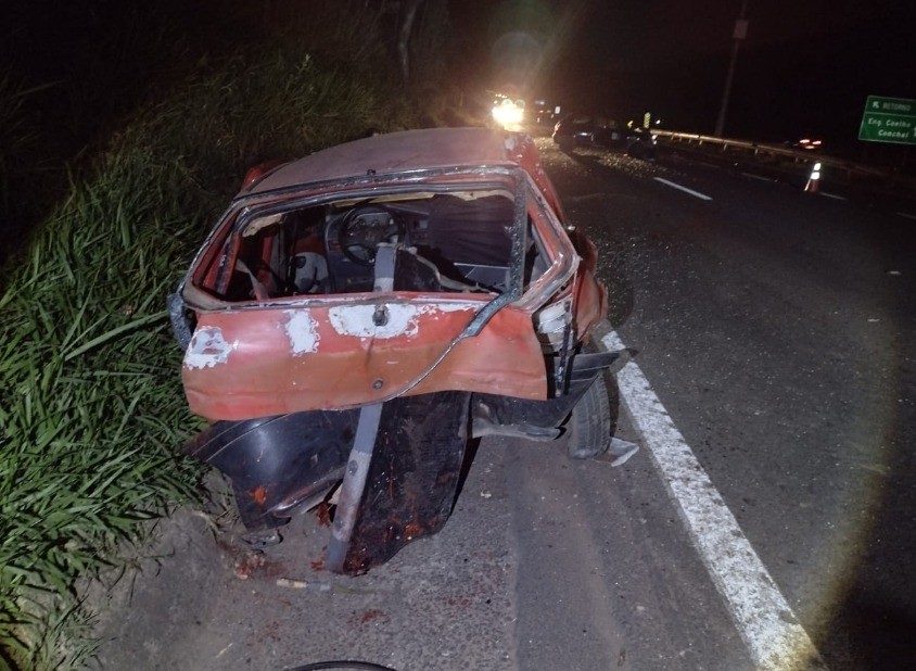 Criança é projetada de carro após colisão e capotamento em Artur Nogueira; 5 adultos também se feriram