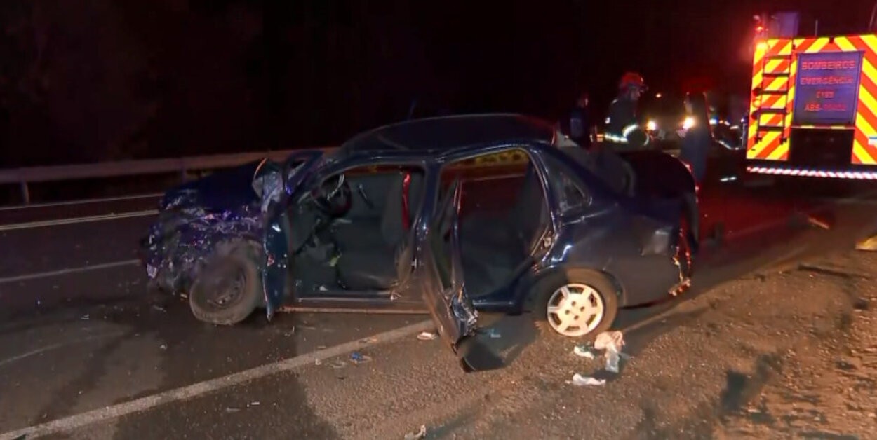 Quatro pessoas ficam feridas em acidente com dois carros na SP-215 em São Carlos