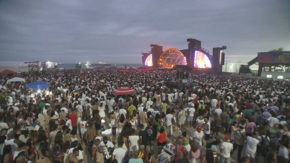 Público em Copacabana no início da noite — Foto: Reprodução/TV Globo