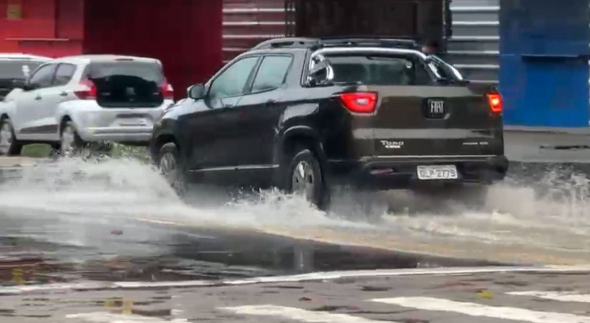Chuva forte causa alagamentos em vários pontos de Macapá